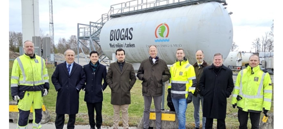 Embajador de Colombia y miembros de su equipo visitaron las plantas de batería de Scania en Södertälje y de biogás de Eskilstuna