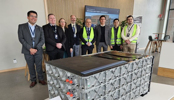 Embajador de Colombia y miembros de su equipo visitaron las plantas de batería de Scania en Södertälje y de biogás de Eskilstuna