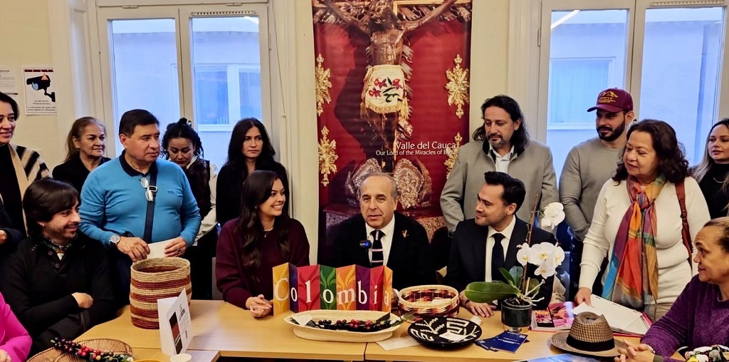 Foto del embajador y el cónsul con los participantes a la Primera Jornada de Puertas Abiertas