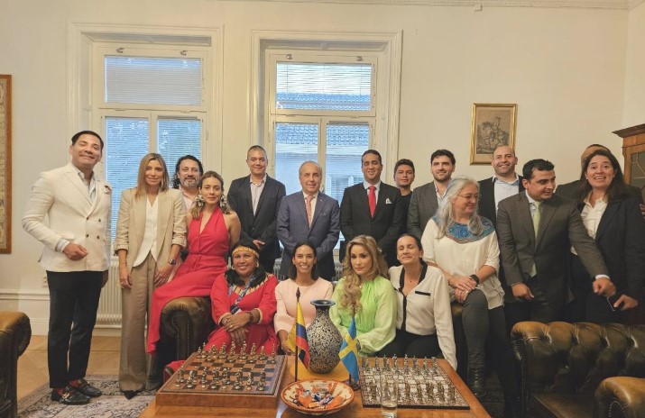 Embajador de Colombia en Suecia durante encuentro con líderes de la comunidad internacional, incluyendo la Organización de Estados Americanos (OEA), Stockholm Environment Institute (SEI), Stockholm International Water Institute (SIWI), representantes de diversas entidades suecas y el Gobernador de la Guajira, entre otros.