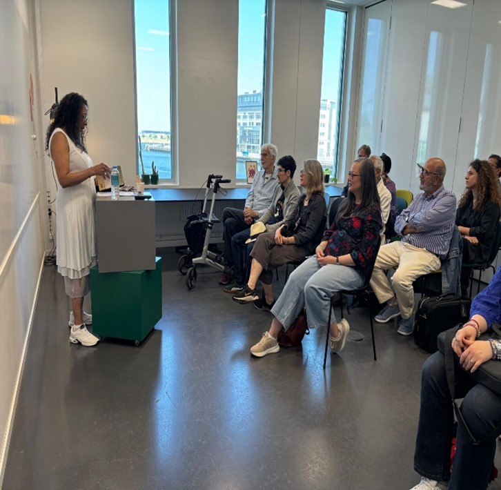Poeta colombiana, Angela García, participó en la franja académica en la Feria del Libro de Malmo