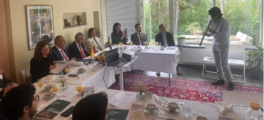 Embajador Guillermo Reyes, Embajadores del GRULAC, funcionarios de la Embajada de Colombia y el artista Wolfgang Durán