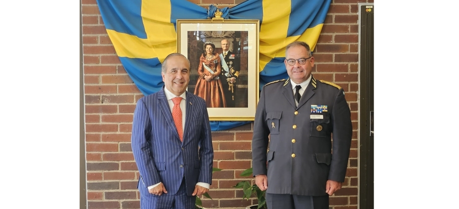 Foto en la que aparecen el Embajador de Colombia en Suecia, Guillermo Francisco Reyes González, con el comandante de las Fuerzas Armadas de Suecia, LTG Michael Claesson.