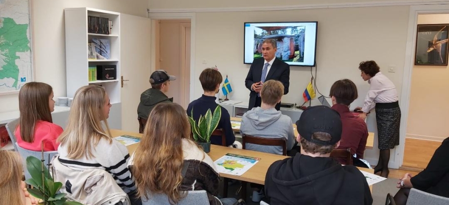 A través de un tour por la embajada de Colombia en Suecia, estudiantes y profesores realizan un viaje imaginario a nuestro país