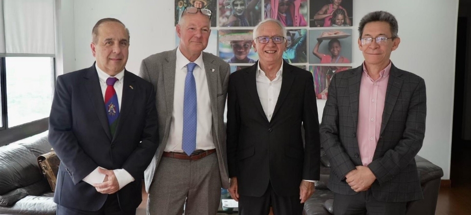 Embajador Guillermo Reyes se reunió con el Ministro de Salud, Guillermo Jaramillo, para explorar alianzas internacionales que permitan mejorar el acceso a los servicios médicos en las regiones más vulnerables de Colombia