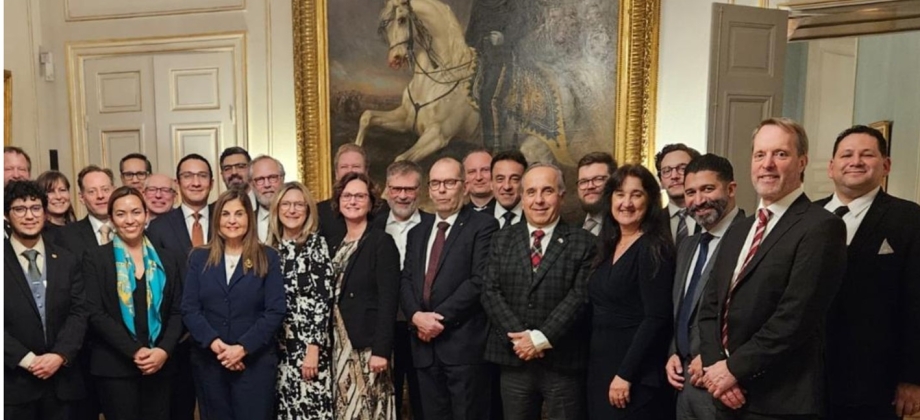 Embajador de Colombia Guillermo Francisco Reyes González participó en seminario de seguridad e inteligencia artificial en Linköping