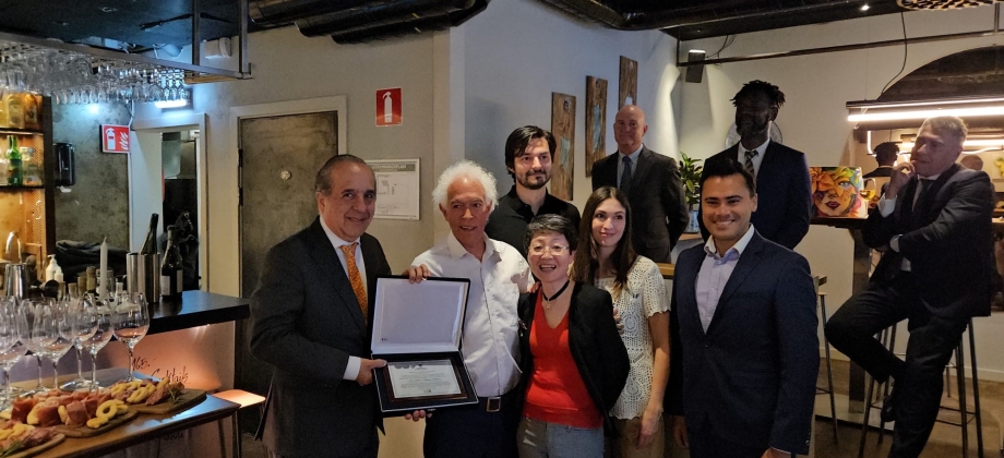 Foto grupal del Embajador con asistentes al evento cultural que reunió al cuerpo diplomático del GRULAC, así como a ciudadanos colombianos y suecos.