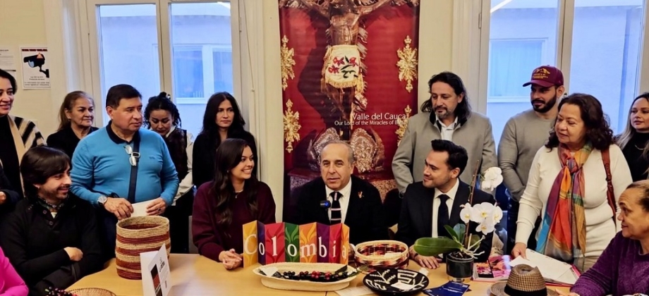 Foto del embajador y el cónsul con los participantes a la Primera Jornada de Puertas Abiertas