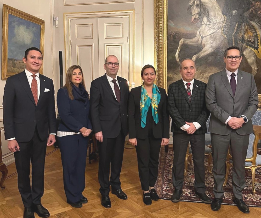 Embajadores y encargados de asuntos comerciales de América Latina junto al gobernador de Linköping Carl Fredrik Graf.
